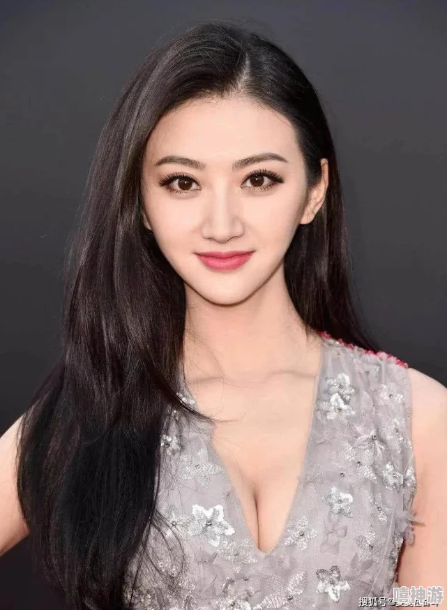 芙宁娜胸片曝光,网友热议其身材与气质,纷纷表示惊艳不已,引发社交媒体广泛讨论 芙宁娜胸片曝光,网友热议其身材与气质,纷纷表示惊艳不已,引发社交媒体广泛讨论