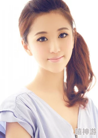 淑芬两腿间又痒又疼的原因，可能与皮肤过敏、湿疹或神经问题有关，需及时就医检查以确定病因
