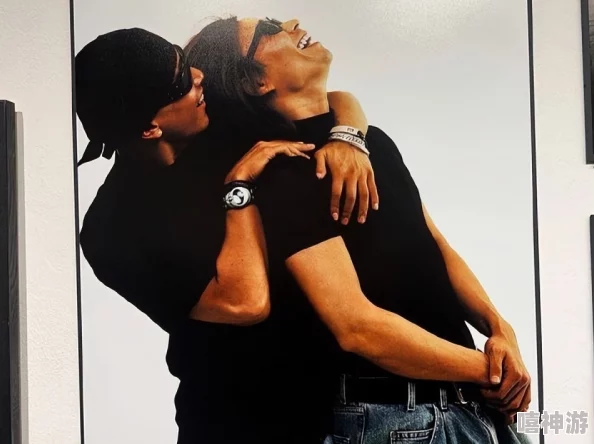 男同教练Gay互吃鳮,展现亲密关系与运动场上的默契配合,引发网友热议与关注 男同教练Gay互吃鳮,展现亲密关系与运动场上的默契配合,引发网友热议与关注