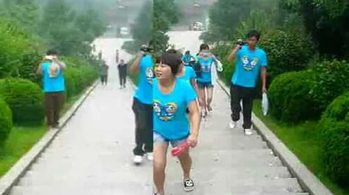 张筱雨大胆打开玉门大腿一手机版，勇往直前展现无畏精神，令人叹为观止