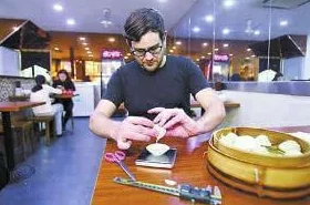 女生给男生看她的小笼包，甜蜜瞬间引发网友热议，大家纷纷分享自己的美食故事与情感体验