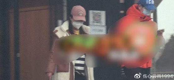 18MAY19—XXXXXL:某男星与知名女演员传绯闻,疑似在片场秘密约会被偷拍! 18MAY19—XXXXXL:某男星与知名女演员传绯闻,疑似在片场秘密约会被偷拍!