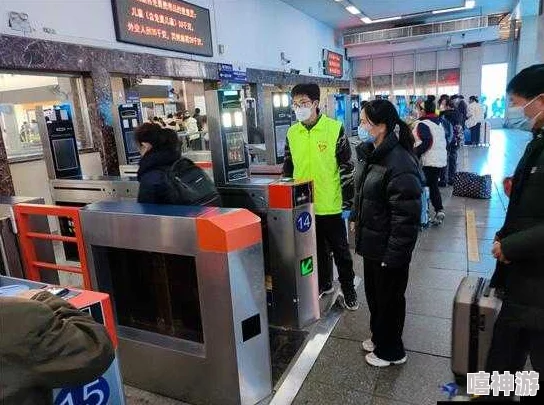 小镇检票员用B检票，网友热议：这种做法是否影响了乘客的出行体验？