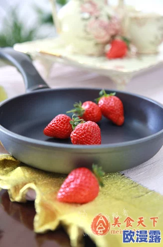 草莓丝瓜芭乐鸭脖奶茶搭配，带你体验独特的美味组合与创意饮品新风潮