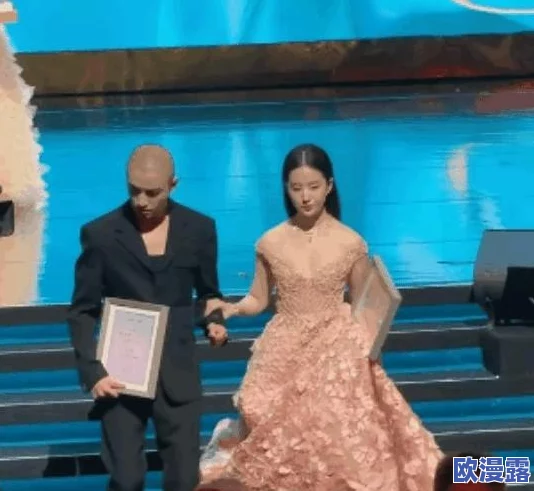 17吃瓜官网反差：从热议话题到冷漠态度，网友们的情感变化引发深思与讨论