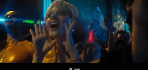 裸男互摸Gay脱裤子-自-慰，现场气氛火热引发围观者惊叹与讨论