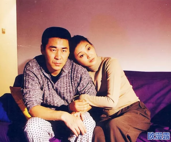 啊 你他妈别舔了！某明星被拍到与神秘对象亲密互动，网友纷纷猜测恋情真相引发热议