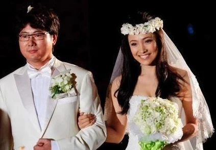 国产黄：知名女星被曝与富商绯闻缠身，疑似涉及家暴事件揭秘