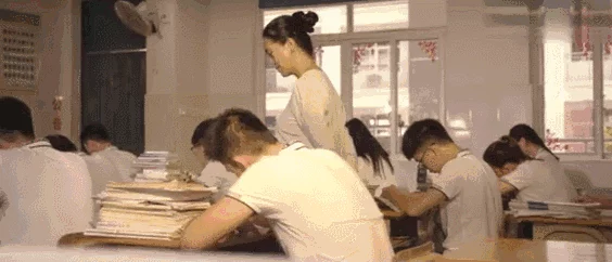 老师扒下内裤让我爽了一夜动态图：探讨师生关系中的界限与心理影响分析