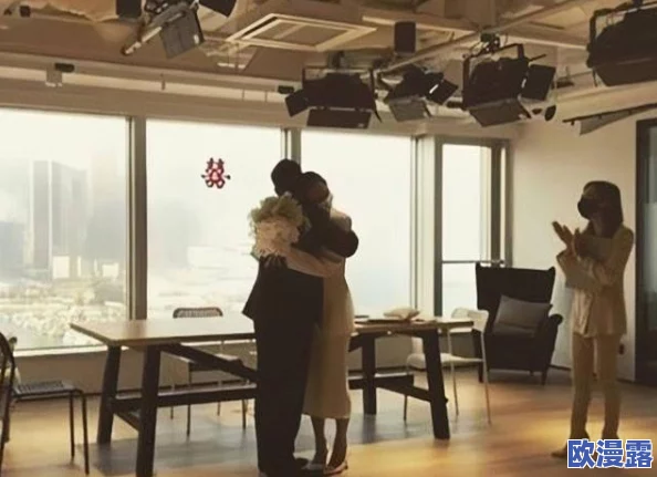 男女上下拱120秒，传闻两人私下关系密切，疑似恋情曝光引发热议！