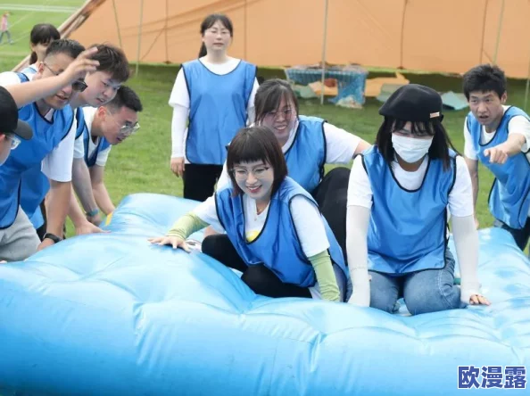 双人床上剧烈运动会：参与者们展示惊人技巧，现场气氛热烈引发观众欢呼不断