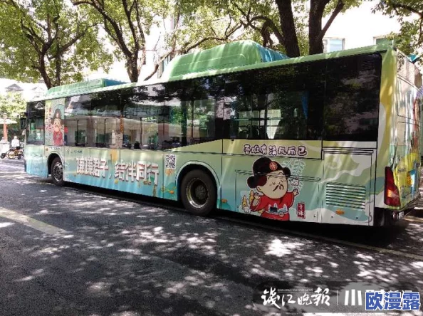 苏苏的公交车日记：网友热议她在公交上的奇遇与感悟，分享生活中的点滴温暖与幽默瞬间