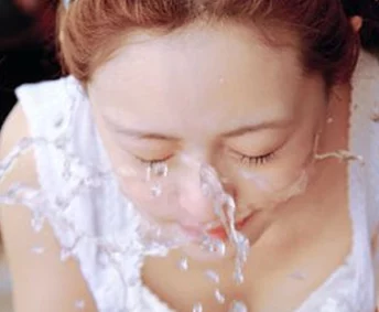 一边下奶一吃敷面膜电视剧，网友热议：这种生活方式真的能兼顾吗？是否会影响母乳质量和皮肤健康？