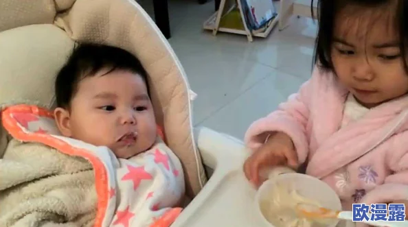 小孩子半夜起来给姐姐吃吧,温馨瞬间感动全家人,兄妹情深令人泪目 小孩子半夜起来给姐姐吃吧,温馨瞬间感动全家人,兄妹情深令人泪目
