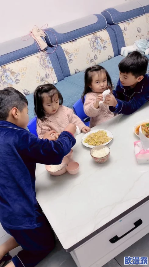 小孩子半夜起来给姐姐吃吧,温馨瞬间感动全家人,兄妹情深令人泪目 小孩子半夜起来给姐姐吃吧,温馨瞬间感动全家人,兄妹情深令人泪目
