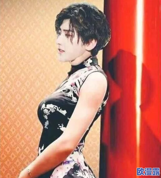 坤坤塞进桃子，网友热议其创意与幽默感，引发社交媒体广泛讨论和模仿潮流