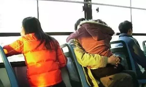 坐着震动器啊公交车坐最后一排,传闻这里是情侣们的秘密约会地点 坐着震动器啊公交车坐最后一排,传闻这里是情侣们的秘密约会地点