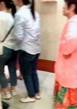女厕撒尿BBBBB：目击者称现场一片混乱，女子竟因争执引发众人围观，背后真相令人震惊！