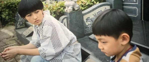 一小孩半夜给姐姐吃困吧，揭示了儿童关爱的默默付出与亲情深厚的动人故事，令人感动不已