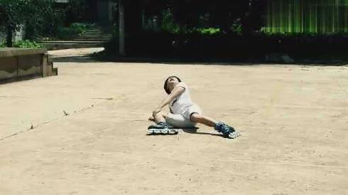 男生和女生一起拆拆拆很痛的轮滑鞋，网友纷纷表示：这真是个有趣又挑战性的活动，大家都想试试！