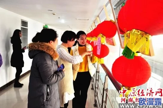 晚上打扑克不盖被子,朋友们的欢声笑语让这个寒冷的夜晚变得温暖无比,游戏中的紧张气氛更是令人难忘 晚上打扑克不盖被子,朋友们的欢声笑语让这个寒冷的夜晚变得温暖无比,游戏中的紧张气氛更是令人难忘
