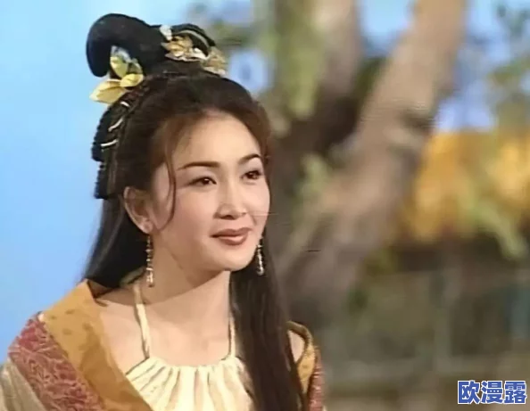 美女妲己一丝丝不挂，展现了她的绝美身姿与独特魅力，引发了人们对古代神话人物的新解读和热议