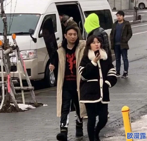 美女两腿大开露出毛毛，这一画面引发了众多网友的热议，讨论其背后的文化和社会现象