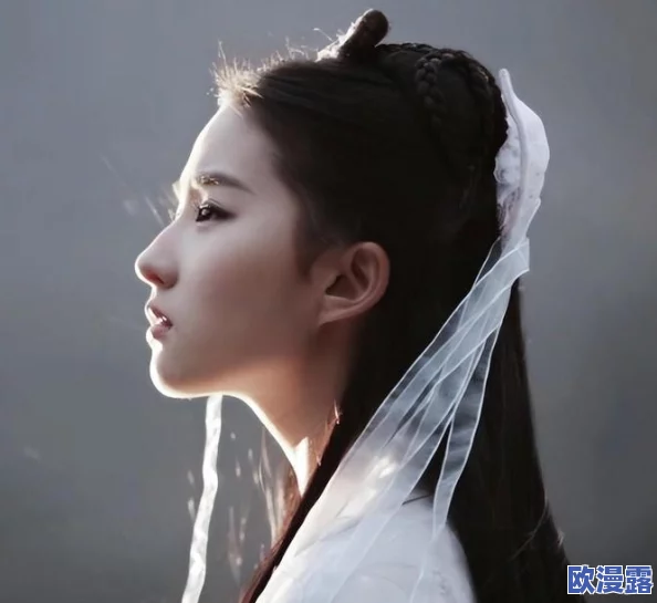 美女打开腿和男生打扑克，展现游戏中的互动与心理战术，揭示现代社交场合的趣味与魅力