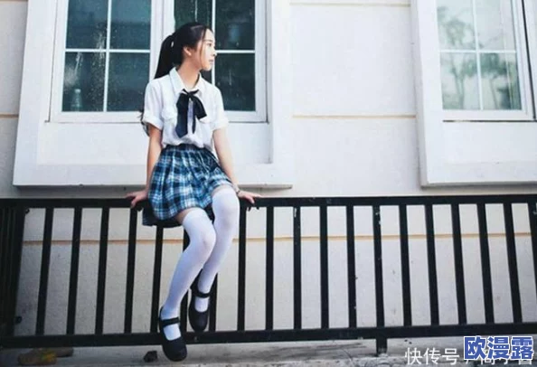 白裤袜校花扒腿甜美,疑似与班主任关系暧昧引发校园传闻 白裤袜校花扒腿甜美,疑似与班主任关系暧昧引发校园传闻