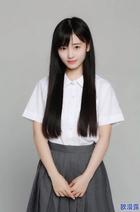 校花被出乳白色液体，校园内外引发热议，众多网友纷纷发表看法与讨论，引起社会关注与思考