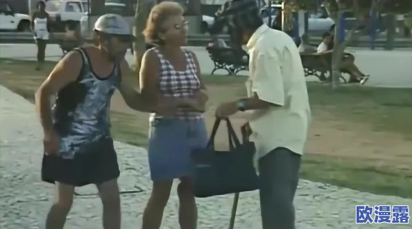 老头同志XXXX白发老头：竟然在公园内目睹了一场惊心动魄的街头斗殴，令人唏嘘不已！