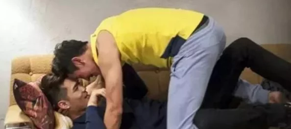 男男脱裤互靠互摸互吃,震惊众人:这场派对竟成为网络热议焦点,引发热烈讨论与关注! 男男脱裤互靠互摸互吃,震惊众人:这场派对竟成为网络热议焦点,引发热烈讨论与关注!