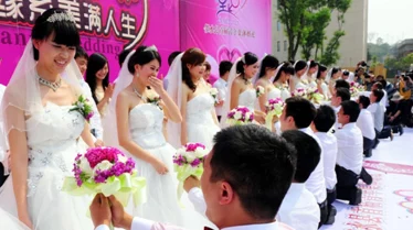 震惊！参加学弟婚礼新娘t字裤完整版，竟引发全场议论，让人对婚礼产生了不同看法！