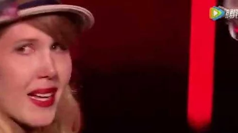 美女喷白浆，震惊全场！现场观众目睹这一奇特现象，纷纷表示从未见过如此壮观的场面！