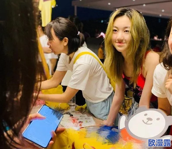 女生啊,你别tm添了~~ 这句话表达了一种对女性在某些情况下过度表现或行为的不满，暗示希望她们能够适度控制自己的情绪和举动