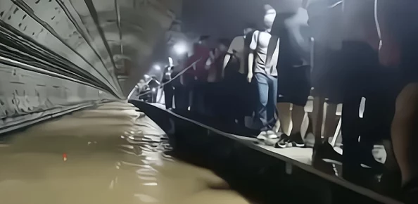 公交车被多人伦 系高H，乘客目击惊悚场面，现场混乱不堪让人难以置信！