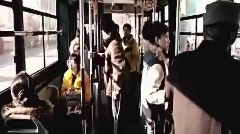 公交车被多人伦 吃花蒂,乘客目击惊人场面引发热议,社会道德何在? 公交车被多人伦 吃花蒂,乘客目击惊人场面引发热议,社会道德何在?