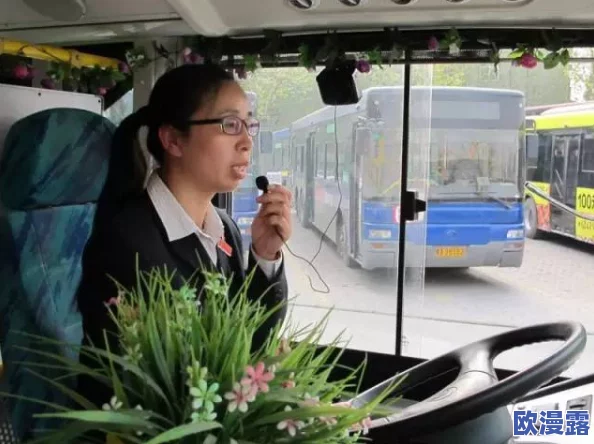 售票员用身体量尺寸坐公交车20，乘客目击后惊呼：居然可以这样搞定公交乘坐！