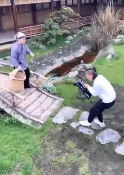 听到隔壁我流水了,网友热议:生活中的小尴尬与真实瞬间引发共鸣,笑声不断! 听到隔壁我流水了,网友热议:生活中的小尴尬与真实瞬间引发共鸣,笑声不断!