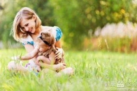 一个小孩子和妈妈萝卜(黄)：探索孩子与母亲之间爱的象征与自然教育的重要性