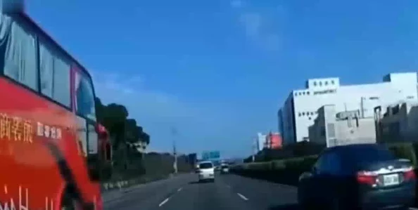 yingdan大巴车"突遇神秘事故,乘客惊慌逃生,现场画面令人震惊! yingdan大巴车"突遇神秘事故,乘客惊慌逃生,现场画面令人震惊!