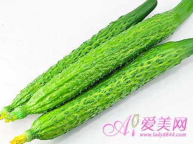 八重神子用黄瓜x自己，这个标题暗示了一种奇特的自我表达方式，可能涉及角色扮演或创意艺术表现