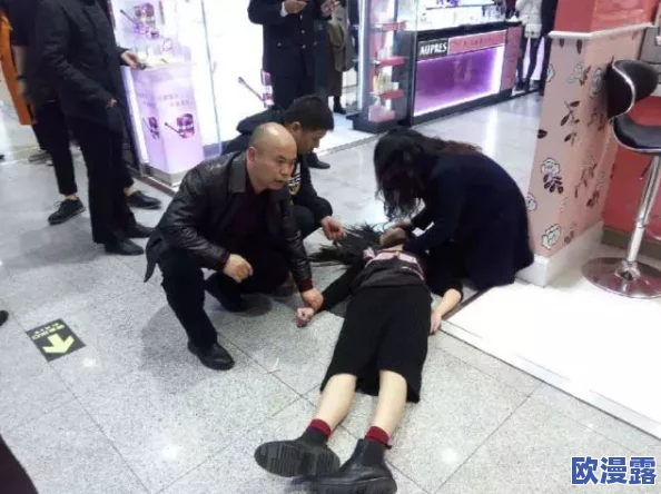 偷看妇女bbwbbw＂引发震惊热议，男子在公共场合的这一行为引发了社会的广泛关注与讨论！