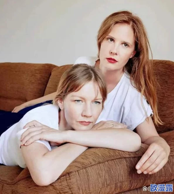 欧美妇偷窥老女人，目击者称其行为令人震惊，引发社会对隐私权的广泛讨论与关注