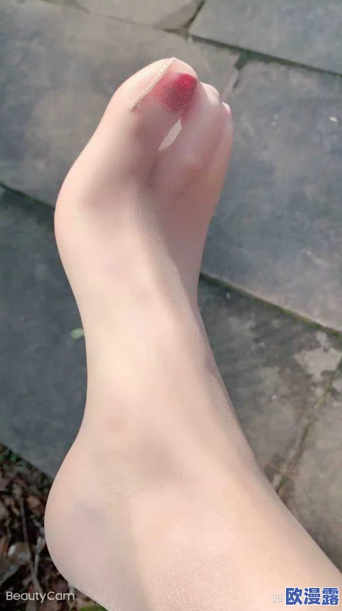 白丝袜老师奖励我吃她脚，竟然让我体验到了前所未有的奇妙感觉与羞涩瞬间！