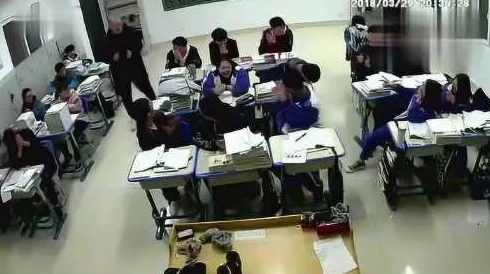 上课(h)竟然发生惊人事件，学生们目睹不可思议的场景，课堂瞬间变成了热议焦点！