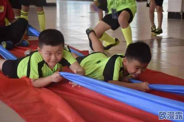 六年级小学生自扣出桨，勇敢挑战水上运动展现团队合作精神与个人成长新动态