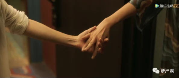 国产女同疯狂摩擦系列1：引发社会热议，探讨性别认同与情感表达的多元化现象