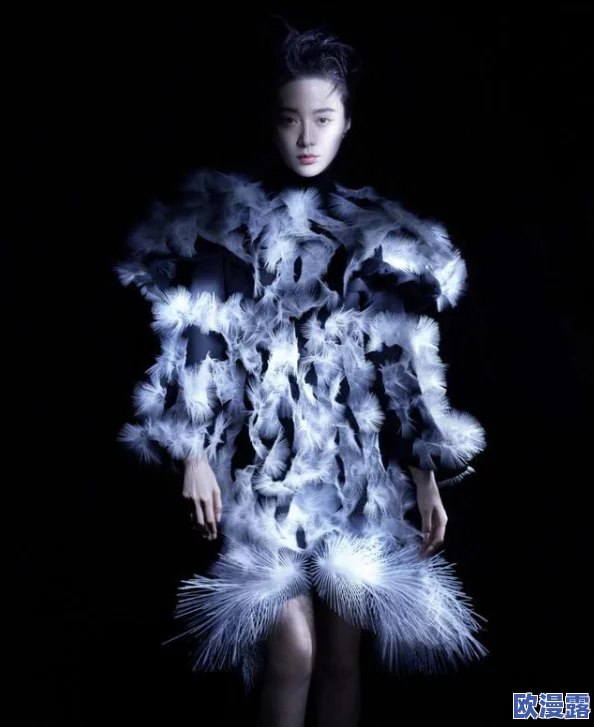 麻豆美女AAA最新动态：她在时尚活动中大放异彩，展现出独特魅力与风格，引发众多粉丝热议与关注