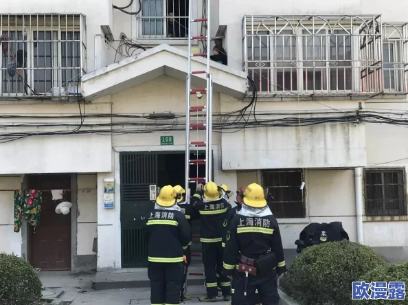 被压到落地玻璃窗前的紧急救援:消防队员迅速赶到现场,成功解救被困人员并进行医疗救助 被压到落地玻璃窗前的紧急救援:消防队员迅速赶到现场,成功解救被困人员并进行医疗救助
